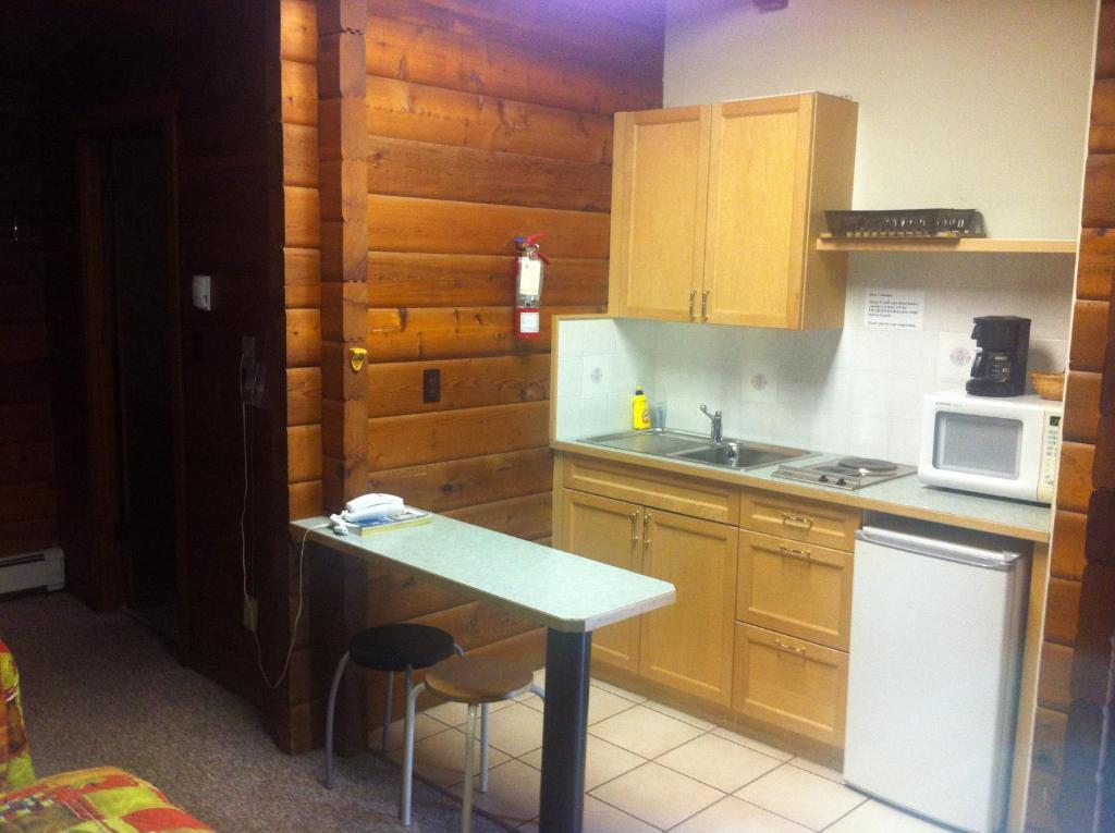Raccoon Lodge Motel Sylvan Lake Room photo