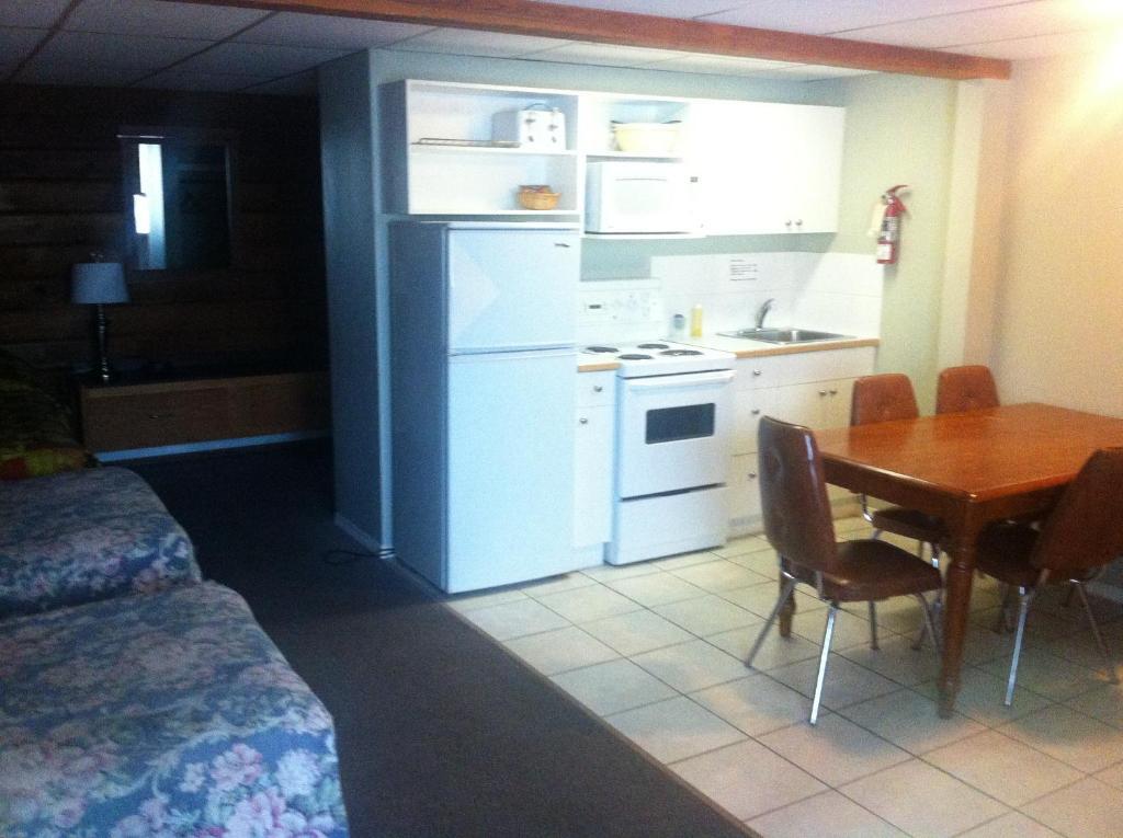 Raccoon Lodge Motel Sylvan Lake Room photo