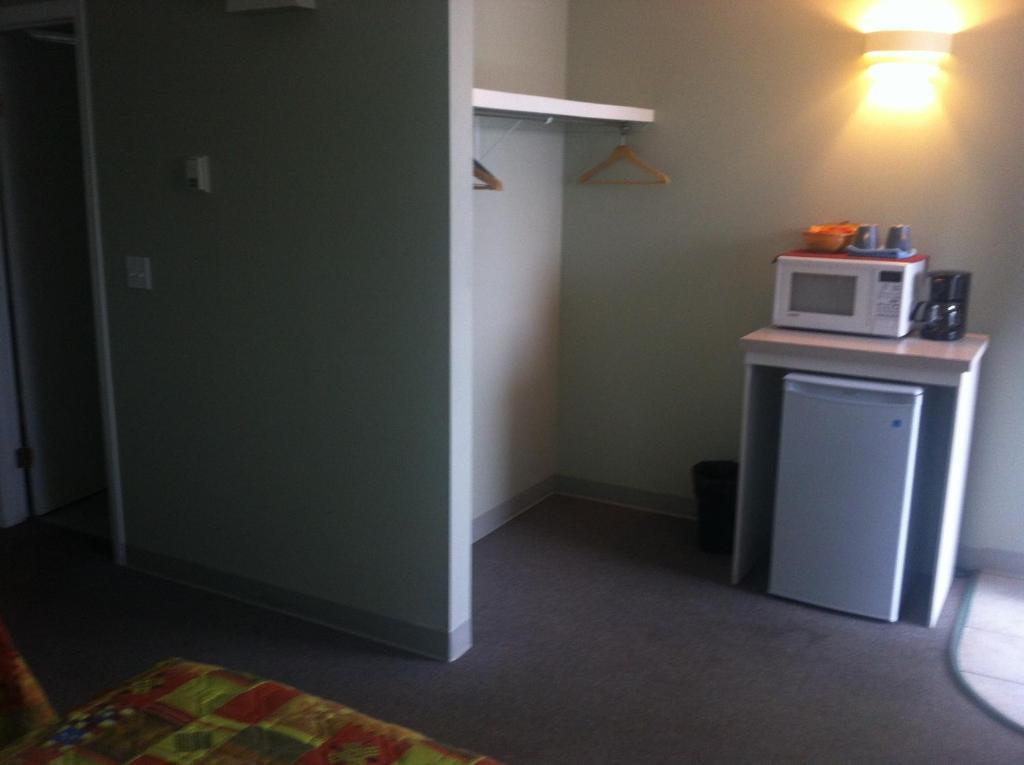 Raccoon Lodge Motel Sylvan Lake Room photo