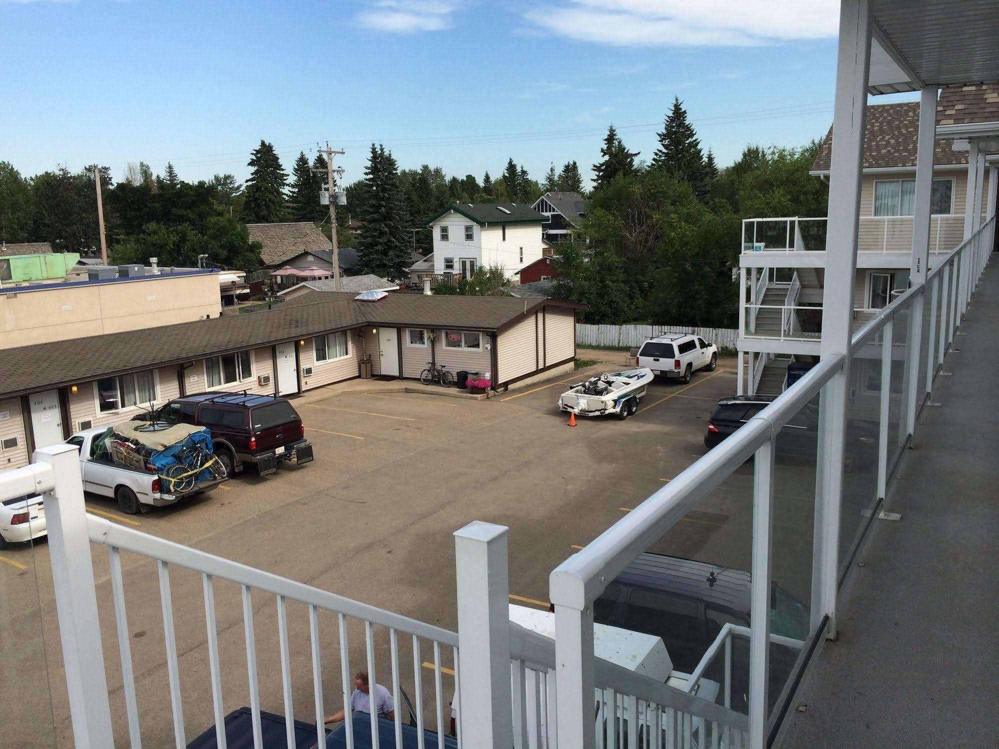 Raccoon Lodge Motel Sylvan Lake Exterior photo